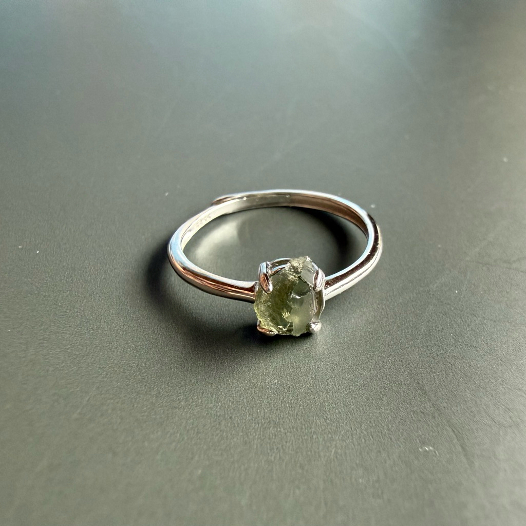 แหวน Moldavite หินสะเก็ดดาว