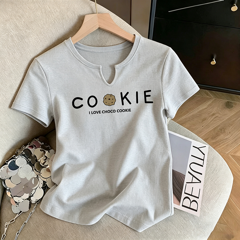 เสื้อยืดผู้หญิงแขนสั้นสำหรับฤดูร้อน คอวีเล็ก ดีไซน์เรียบง่าย แมตช์ได้หลากหลาย ไซส์ใหญ่ จัดส่งรวดเร็ว