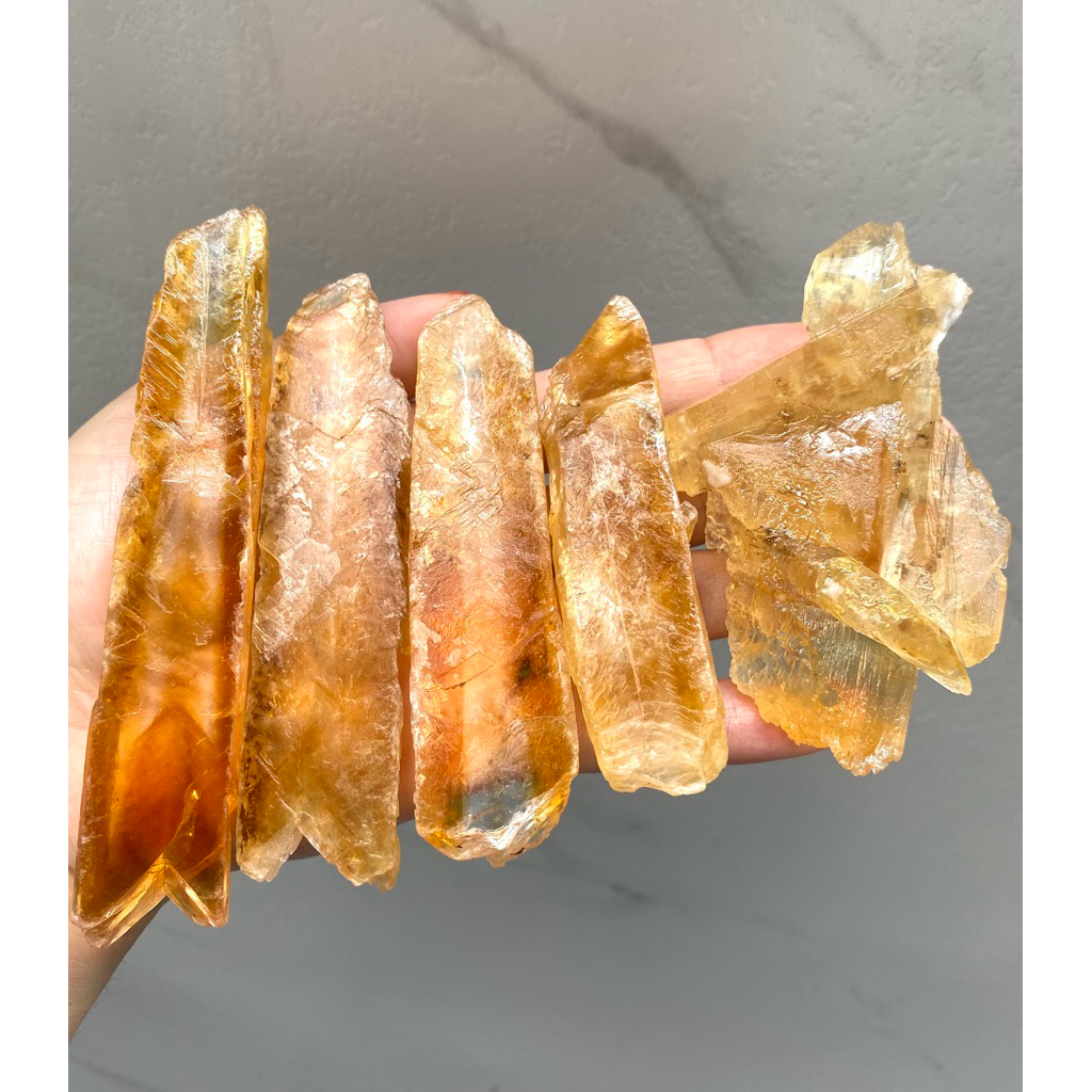 Honey Selenite Cluster (เซเลไนต์) เป็นหินแห่งความสงบ ความบริสุทธิ์ มีความเจริญล้างอาถรรพย์ทั้งมวล
