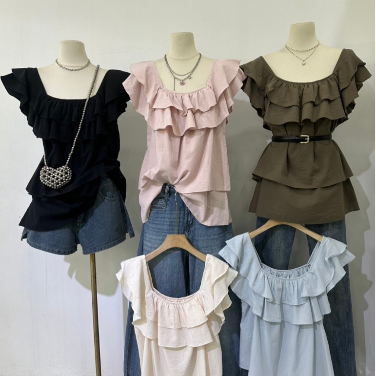 M2307 เสื้อคอสี่เหลี่ยมรุ่นใหม่ แต่งดีเทลระบายฟูๆ ถึง 2 ชั้นตรงช่วงอกและแขนเสื้อ ช่วยพรางต้นแขนได้เริ่ดมาก