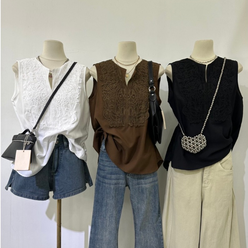 M2305 เสื้อแขนกุดคอวีรุ่นใหม่ แต่งดีเทลงานลูกไม้ฉลุช่วงหน้าอกสุดประณีต ให้ลุคที่ดูหรูหราแต่แฝงไปด้วยความชิล