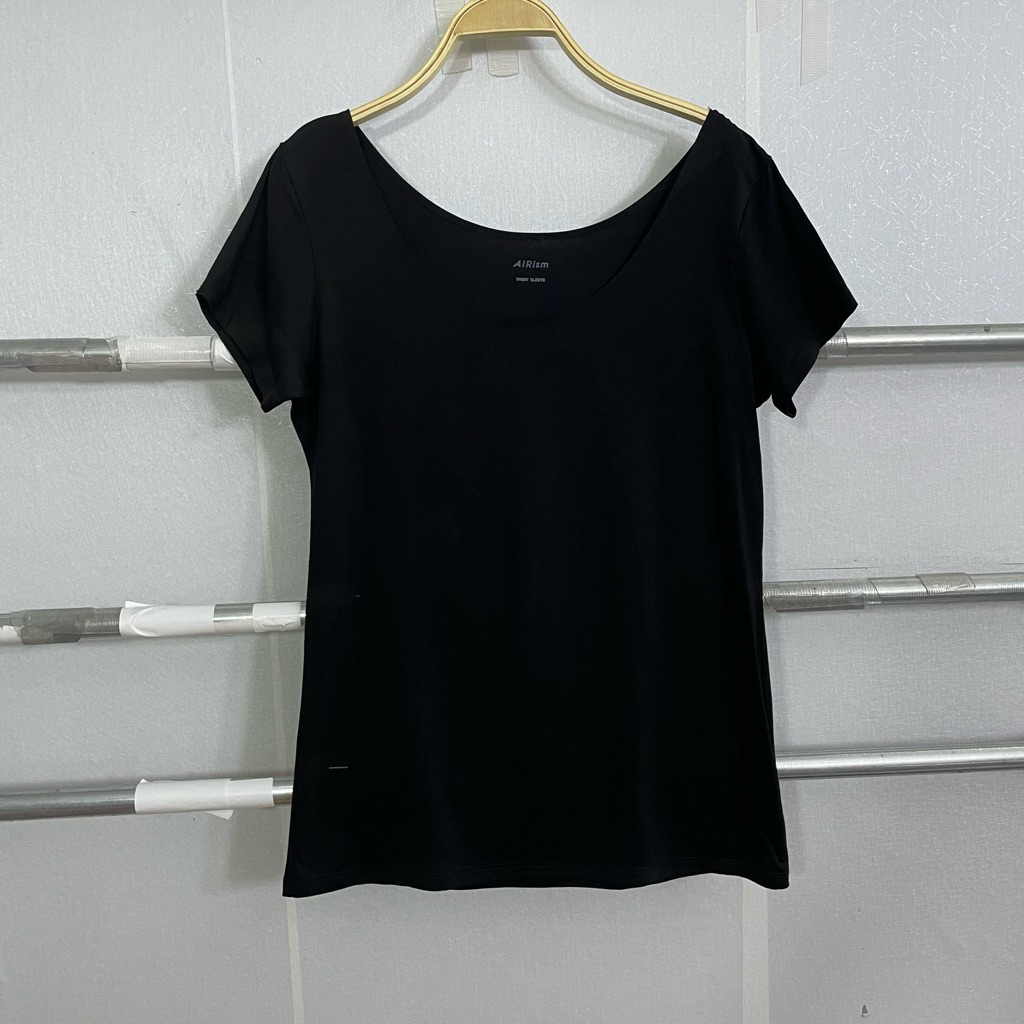รหัส 2573 สภาพใหม่ เสื้อ Uniqlo AIRism เสื้อคอกว้างแขนสั้น สีดำเนื้อผ้านุ่มลื่น