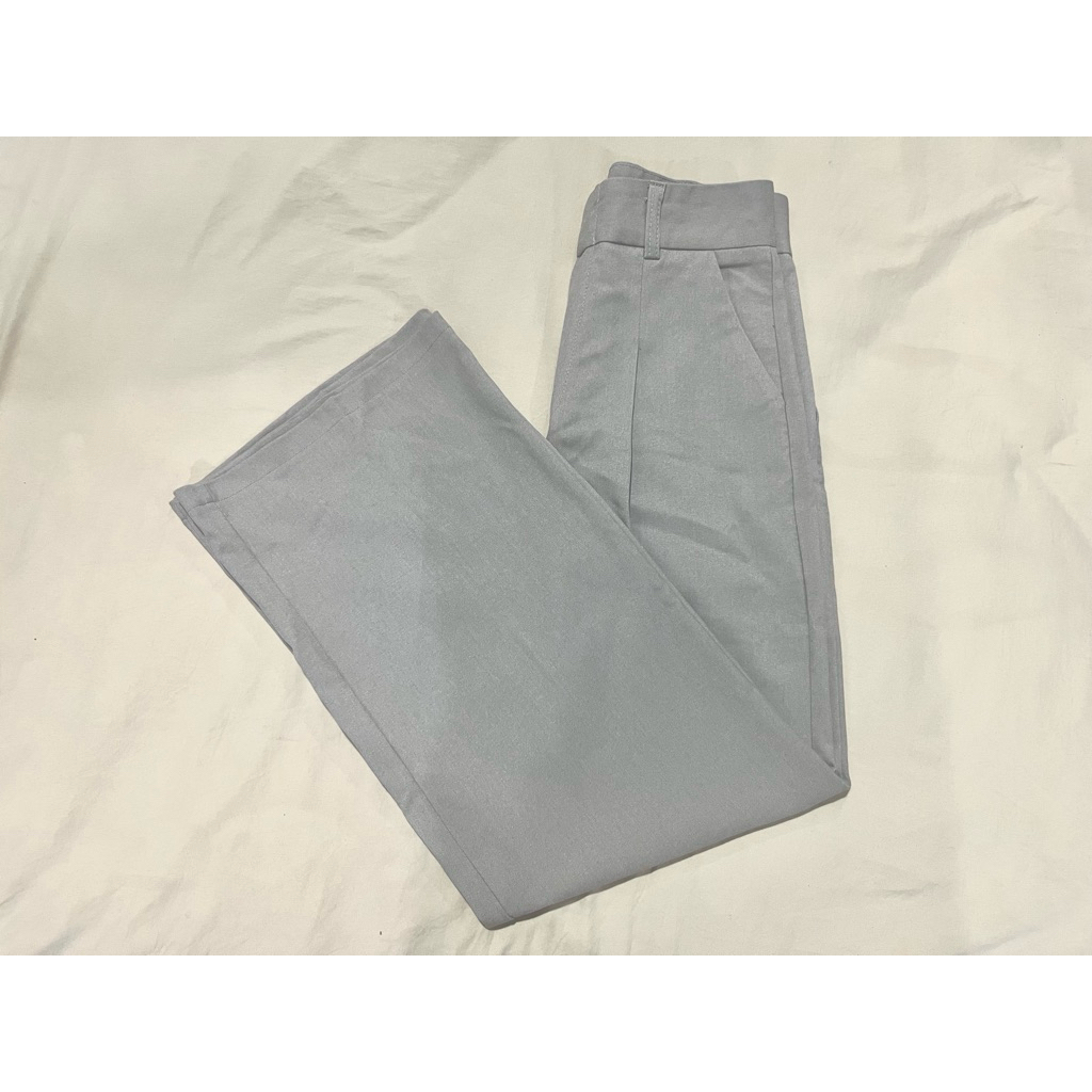 Used - กางเกงทรงกระบอกกลางสีเทาอ่อน (Wanisa.studio) size m