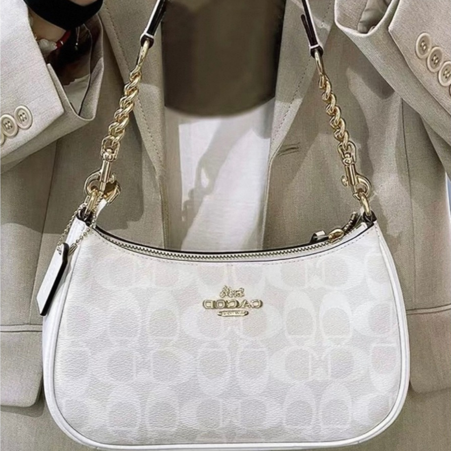 กระเป๋าสะพายข้าง  ดีไซน์ทันสมัย รุ่น CA548-Teri Shoulder Bag In Signature Canvas