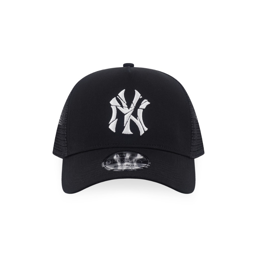 New Era قبعة تراكر 9Forty ‏New York Yankees — أسود — صورة 2