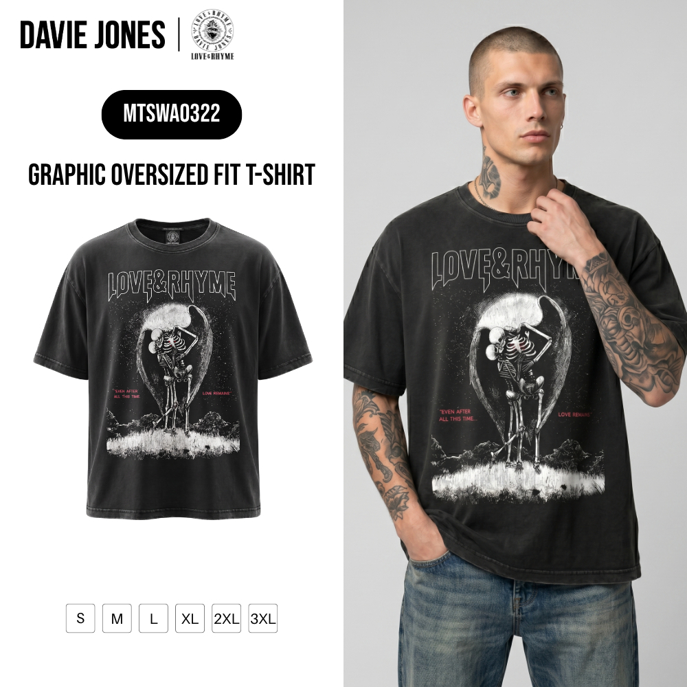 DAVIE JONES [LOVE & RHYME] เสื้อยืดผู้ชาย Graphic Oversized  Fit T-Shirt  สีดำฟอก WA0322