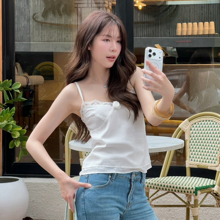 TOPBASIX - Rosen top เสื้อสายเดี่ยว แต่งลูกไม้ ปรับสายได้ สีขาว