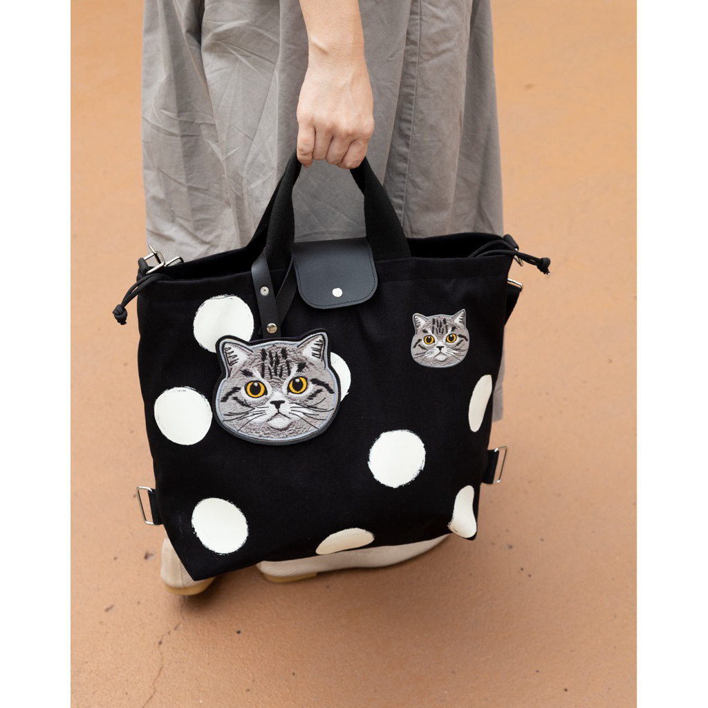 กระเป๋า Totepack ผ้าแคนวาสสีดำ จุดขาว พร้อมป้ายน้องแมวเทา