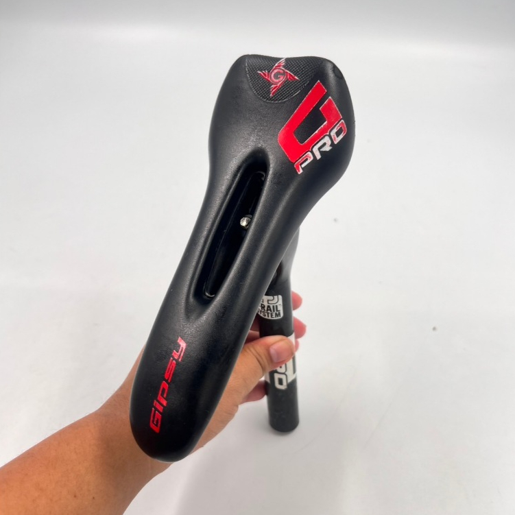 Gipsy G-Pro เบาะคาร์บอนไฟเบอร์รางปรับได้ พร้อมหลักอานคาร์บอน Gipsy G-Pro หลักอานกลม