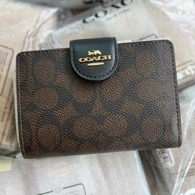กระเป๋าสตางค์ ใบกลาง COACH MEDIUM CORNER ZIP WALLET IN SIGNATURE CANVAS CW786 ลายซีสีน้ำตาลเข้ม 5 นิ
