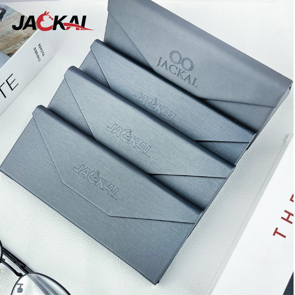 กล่องแว่นตา แบรนด์ JACKAL กล่องแว่นตาสามเหลี่ยมพับได้ สีเทา หนัง PU ด้านในบุกำมะหยี่นุ่ม ถนอมแว่นตา - รูปที่ 2