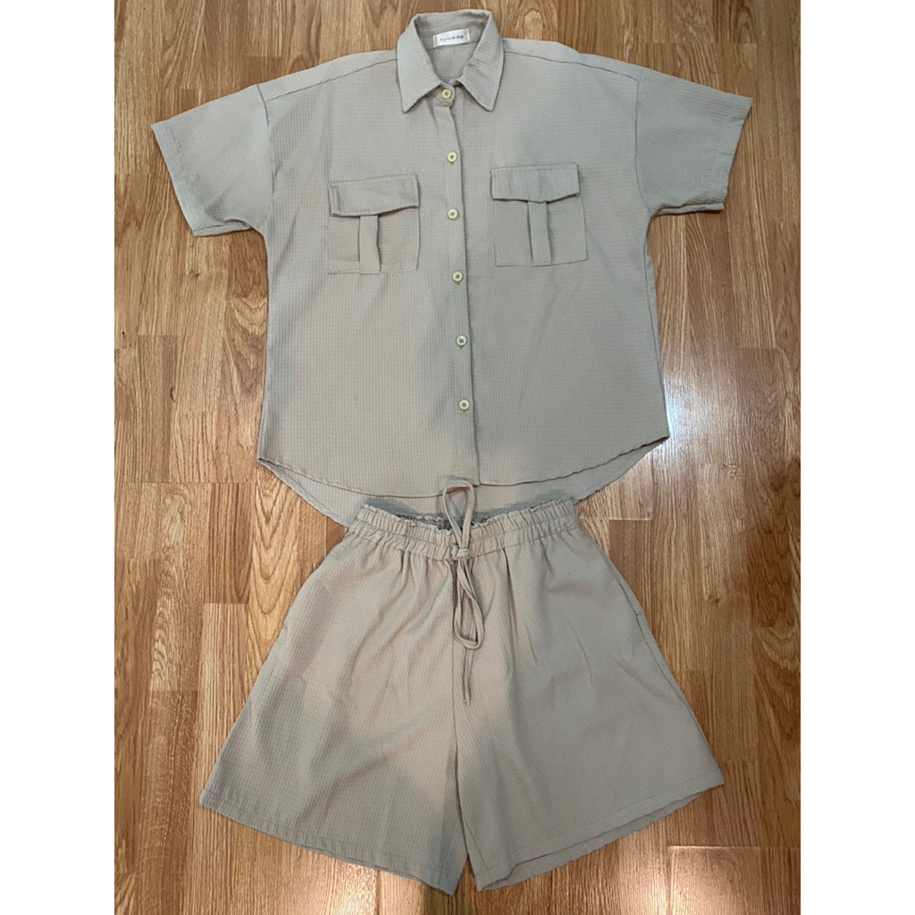 ชุดเซตเสื้อเชิ๊ตกางเกงขาสั้นผ้าวาฟเฟิลสีน้ำตาล งานป้าย P.pream shop