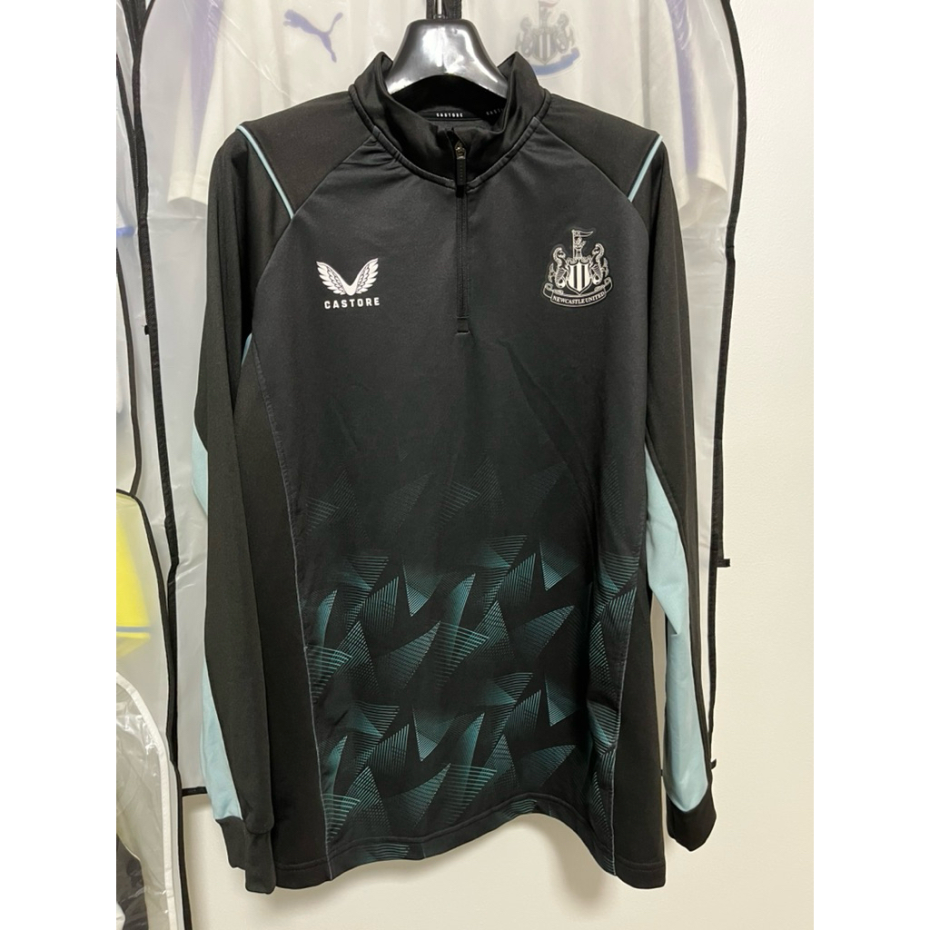 เสื้อซิป 1/4 แขนยาวนิวคาสเซิลแท้ ปี 2022-23 Newcastle United STAFF ISSUE 2022/23 (CASTORE)