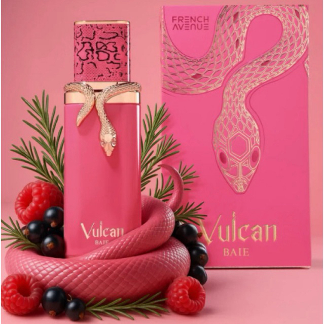 Vulcan Baie" จาก French Avenue ซึ่งเป็นน้ำหอมกลิ่นฟรุตตี้-ฟลอรัลสำหรับผู้หญิงและผู้ชาย กล่องชมพู่
