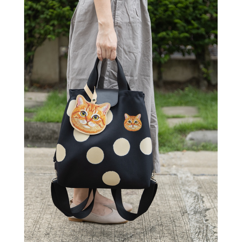 กระเป๋า Totepack ผ้าแคนวาสสีดำ จุดน้ำตาลอ่อน พร้อมป้ายน้องแมวส้ม