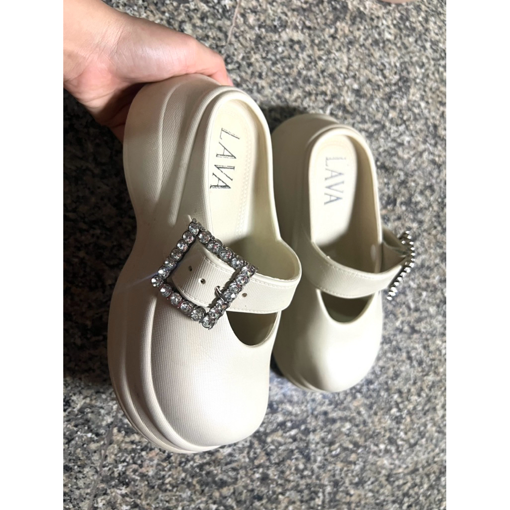 LAVA รองเท้าแฟชั่นผู้หญิง รองเท้าLAVA ใส่สบาย มือ2 สภาพดีนุ่ม ของแท้100% ไซส์ 36 สีขาว