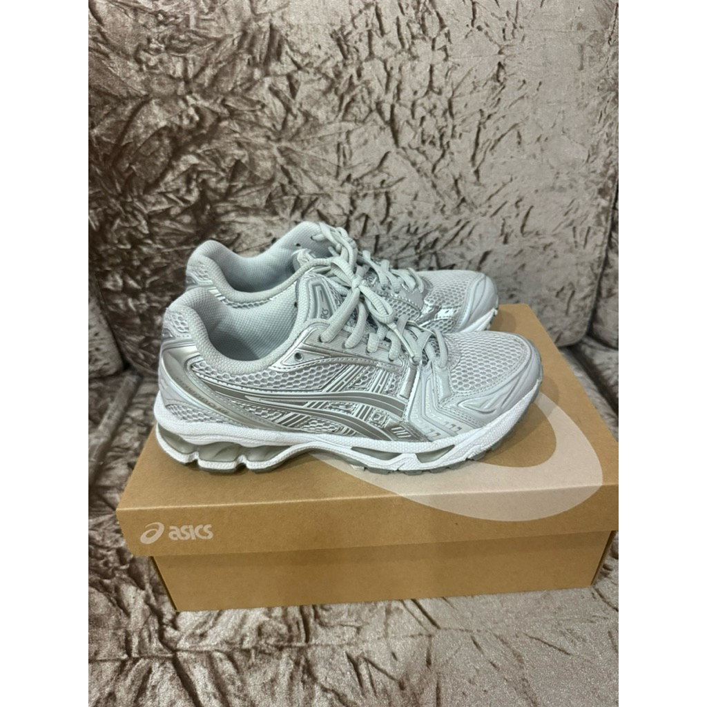 (used) รองเท้าผ้าใบ Asics Gel Kayano 14 ผู้หญิง size 6.5 US ซื้อจาก Carnival