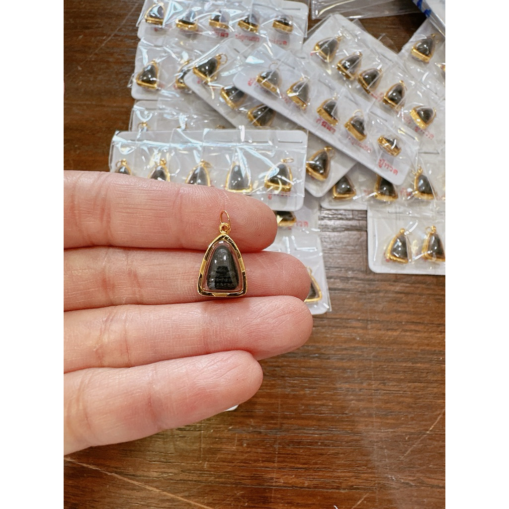 จี้หลวงปู่ทวดเนื้อว่าน เลี่ยมกรอบทอง90% กรอบตัดลายกันน้ำสวยมากๆค่ะ