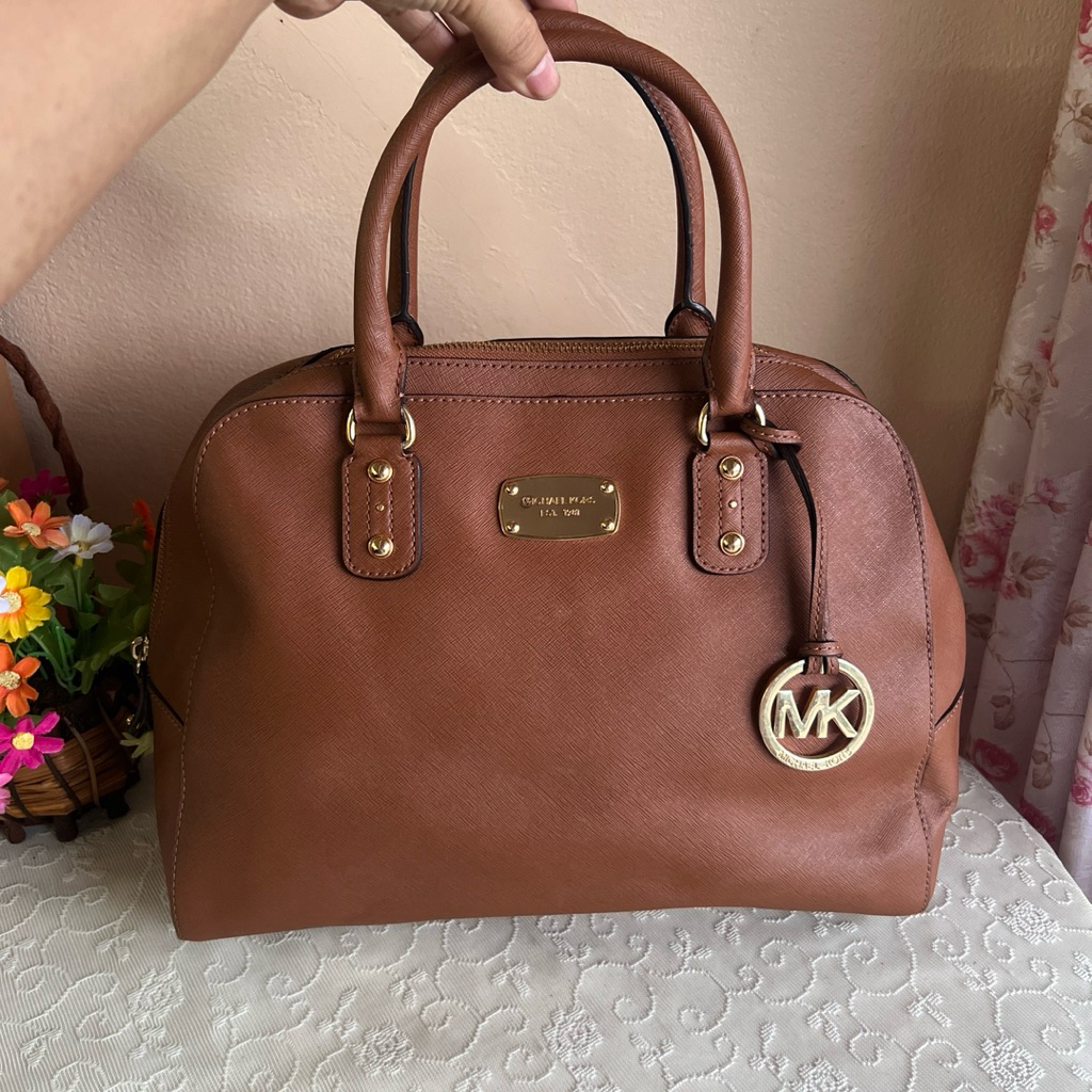 MK Michael Kors แท้💯 ทรงหมอน สภาพมีร่องรอยใช้งาน พวงเดิม ซับในดี  ขนาด 13 นิ้วกว้าง 5.5 นิ้วสูง 9 นิ