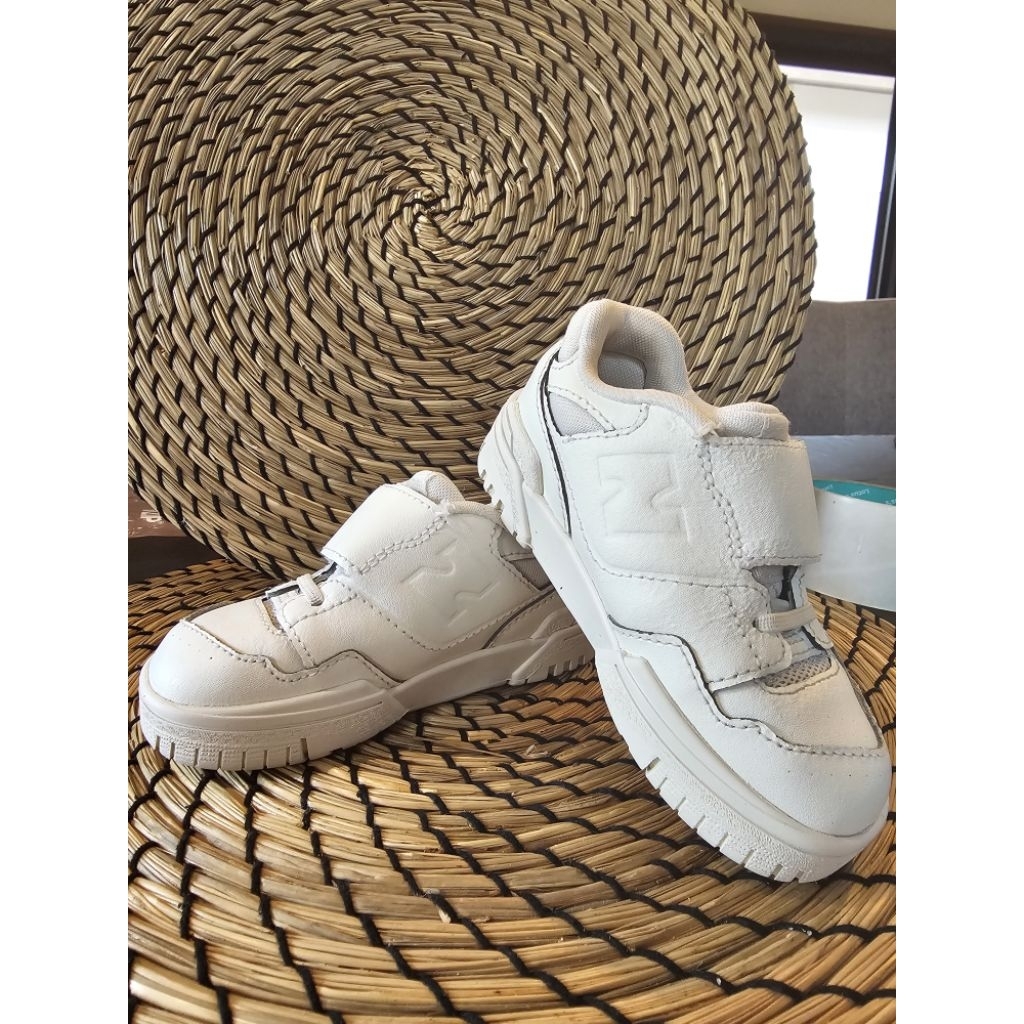 New Balance 550, size US 7, easy on