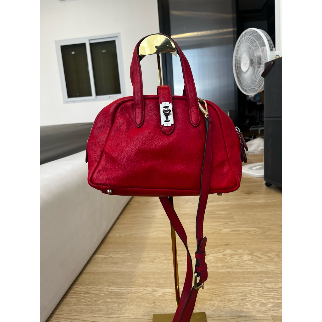 กระเป๋าสะพาย Vunque หนังแท้ ของแท้100% มีสายยาว สีแดง สภาพค่อนข้างใช้งาน