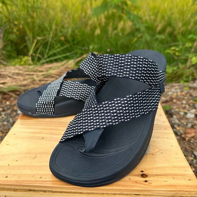 รองเท้าแตะสลิง หลายจุดรุ่นใหม่ มีไซด์ 36 ถึง  44 ใส่ได้ทั้งผู้หญิงผู้หญิงและผู้ช