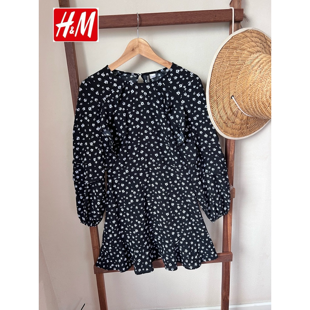H&M x Dress x Eur34 ลายดอกน่ารัก  พื้นดำ อก 33-34 เอว 25 สพ 32 ไหล่ 15 ยาว 29 Code: 5165(9)