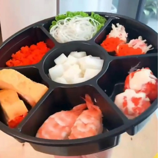มาวินช้อป ขายปลีก กล่องเบนโตะ กล่องชูชิ กล่องขนมไทย ถาดวงแหวน 7ช่องฐานดำ ฝาใสเรียบ ห่อ10ชุด