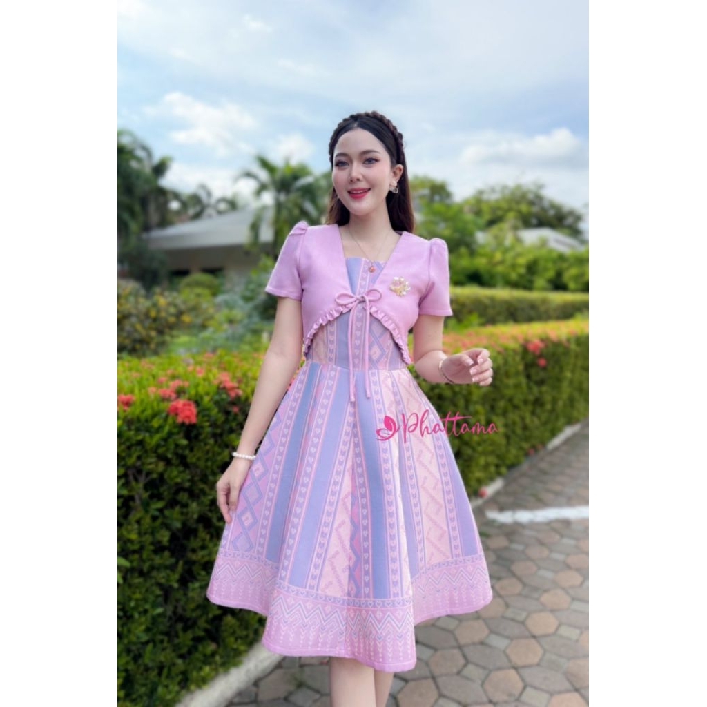 ชุดเดรสผ้าทอมัดหมี่ลายเเต่งกั๊กเเต่งระบายชายผูกโบเส้นเล็กๆด้านหน้าสวยมาก