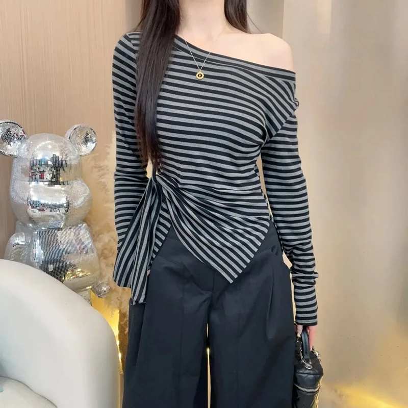เสื้อยืดผู้หญิงแขนยาวสีดำลายทาง คอเอียงเปิดไหล่ มีสายผูก รุ่นใหม่ 2025 ทรงเข้ารูป พรางหุ่น แมทช์ง่าย