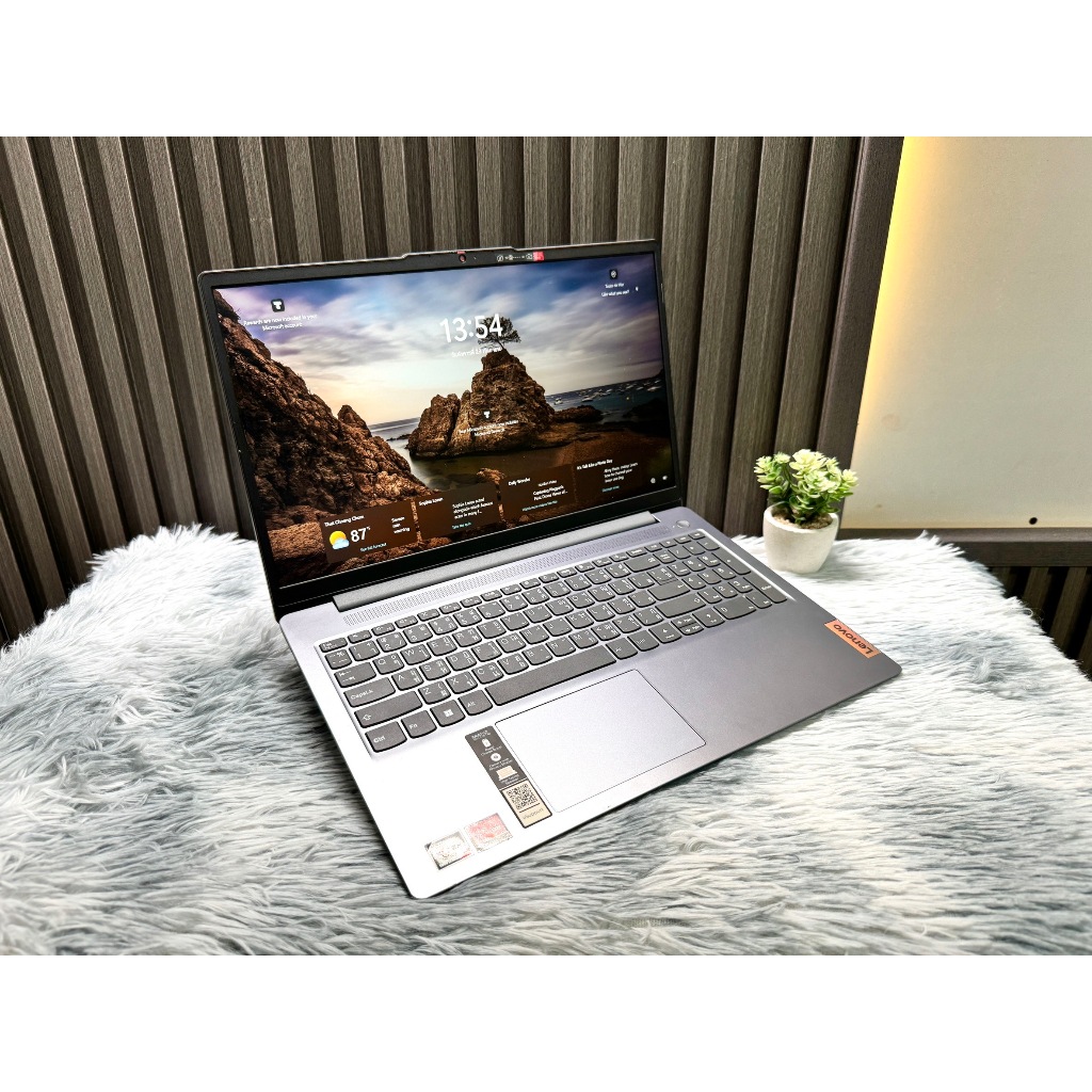 โน๊ตบุ๊คมือสอง Lenovo IdeaPad Slim 3 15ABR8-82XM00R1TA **ตำหนิมีมุมกระแทก 2 จุดไม่มีผลต่อการใช้งาน