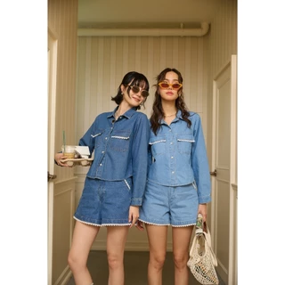 Sis story กางเกงยีนส์ ขาสั้น แต่งลูกไม้ เอวสูง ทรงเบอร์มิวด้า Sis 049 Daisy lace denim shorts - Blue/Dark blue