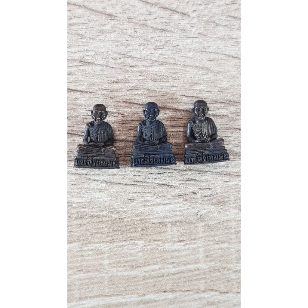 รูปหล่อหลวงพ่อเกษม เขมโก รุ่นบารมี81 ปี2535 จำนวน 3 องค์