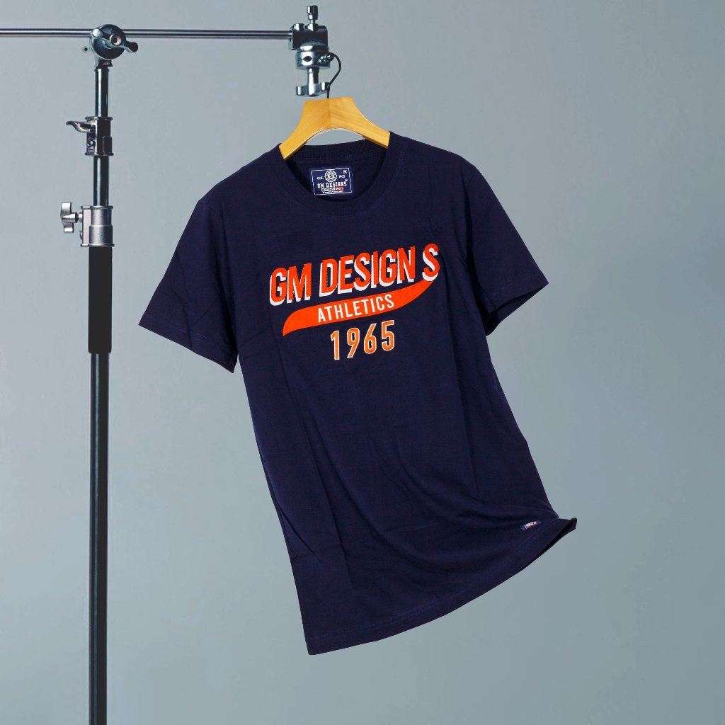 GMDesign - เสื้อยืด GM เสื้อยืดคอกลมชาย ปักกลางอกด้วยสักกะหลาด ผ้าคอตตอน นุ่มสบาย ผู้ชายและผู้หญิง G