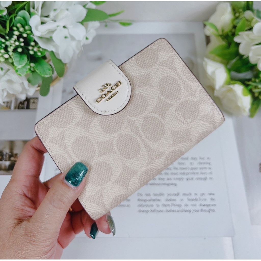 ||ท้💯C0@CH กระเป๋าสตางค์โค้ชขาวครีม ใบสั้น 2 พับกระดุม CW786