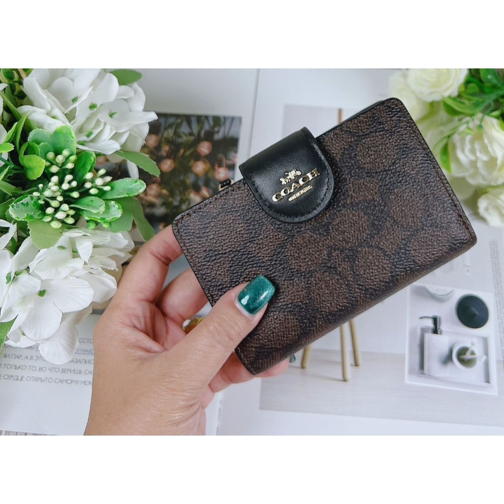 ||ท้💯C0@CH กระเป๋าสตางค์โค้ช ใบสั้น 2 พับกระดุม CW786 สีกาแฟดำ/น้ำตาลเข้ม