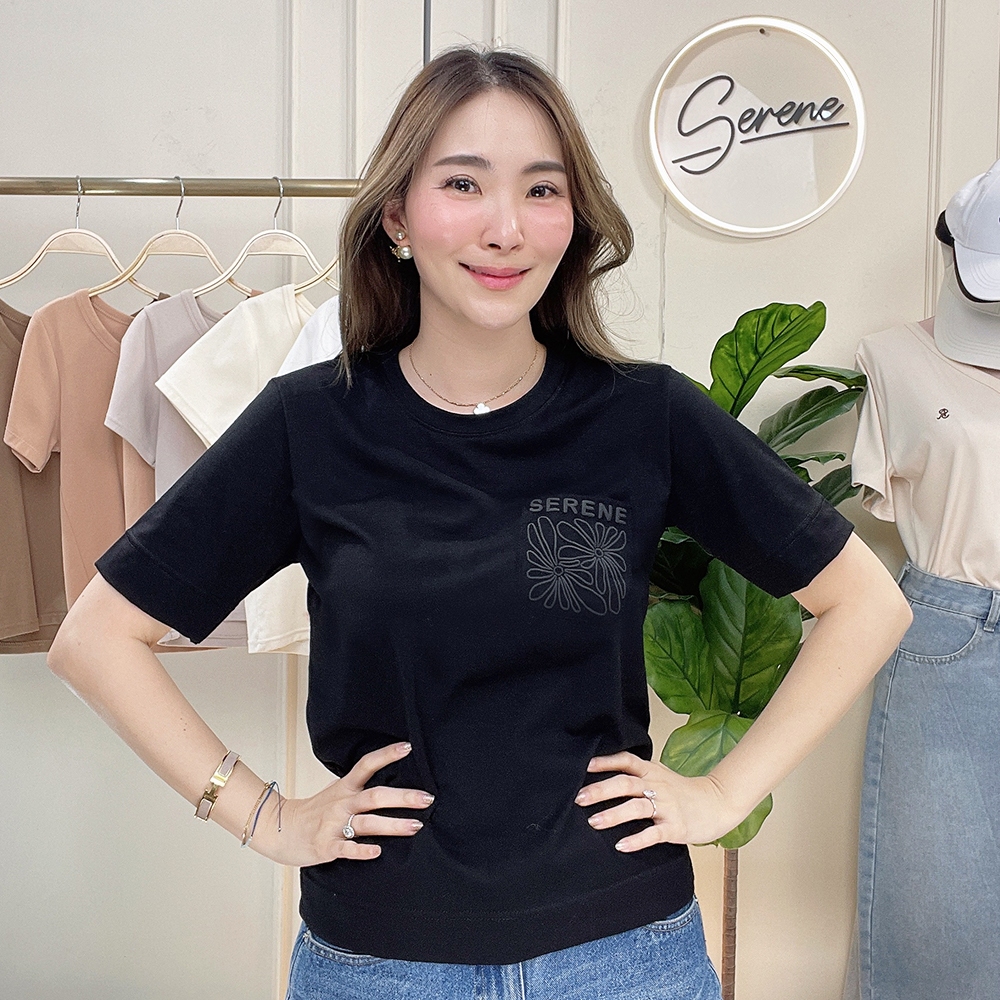 Serene's Choice เสื้อยืดคอกลม แขนสั้น รุ่น JOY มีกระเป๋า ผู้หญิง เสื้อแฟชั่นสกรีนลายโลโก้ Serene