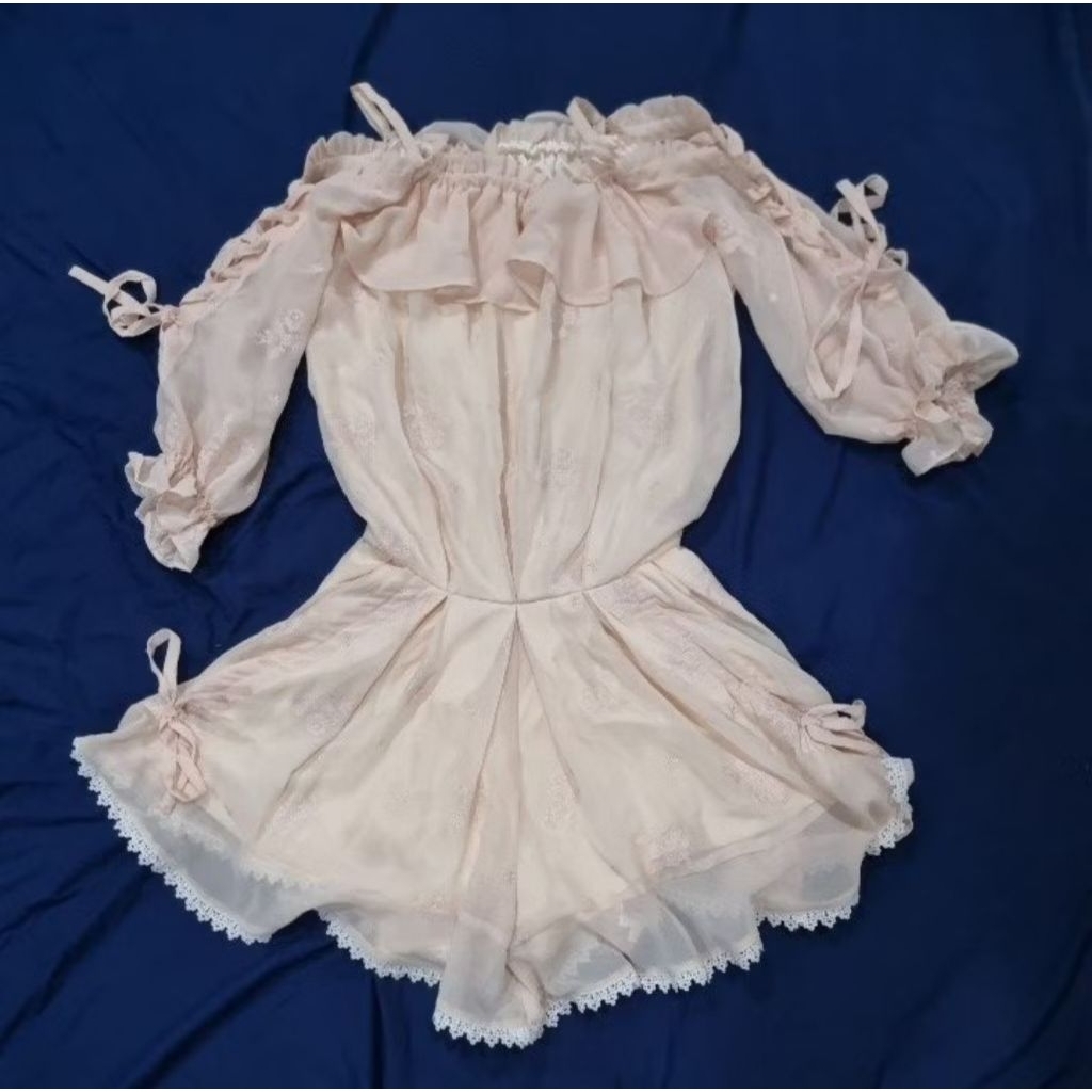 LIZ LIZA จั๊มกางเกงกระโปรงขาสั้นสีครีมโอลโรสงานสวยมากงานป้าย