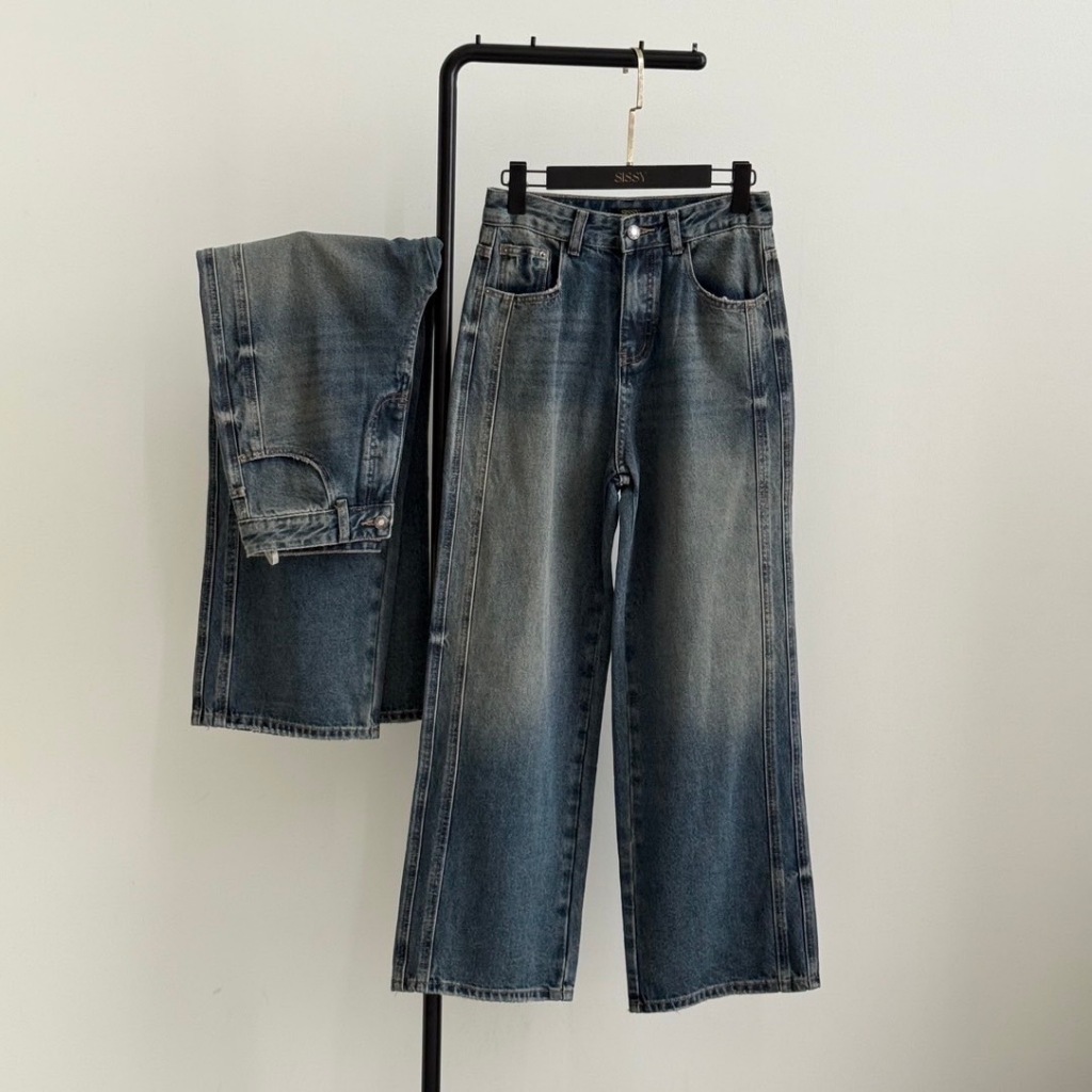 Sissy Store (C7701) : กางเกงยีนส์ ขากระบอกใหญ่ สีฟอก แต่งดีเทลลายเส้น เอวสะดือ ผ้าไม่ยืด สวมใส่เเล้ว ทรงสวยเป๊ะ