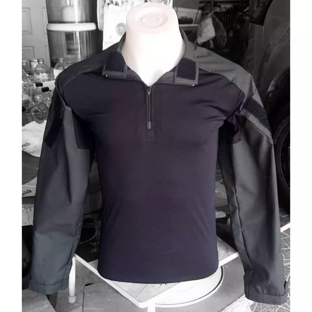 เสื้อคอมแบทเชิ้ต ตชด. ตัดเย็บด้วยผ้าลายพราง ตชด. และผ้ายืดโพรีเอสเตอร์นาโนช่วยระบายความร้อน ไม่อมเหงื่อ แห้งเร็ว