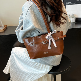 fashion.shop502 กระเป๋าสะพายข้าง  หนัง PU ประดับจี้โบว์  มีใ…