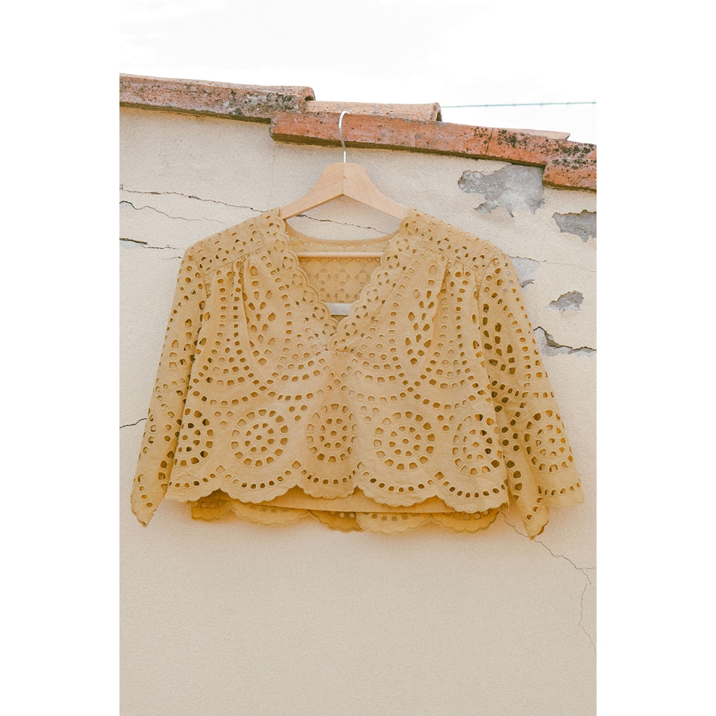 ( พร้อมส่ง ) Perana เสื้อลูกไม้แขนกุด Lina Blouse สีกากี (Khaki)