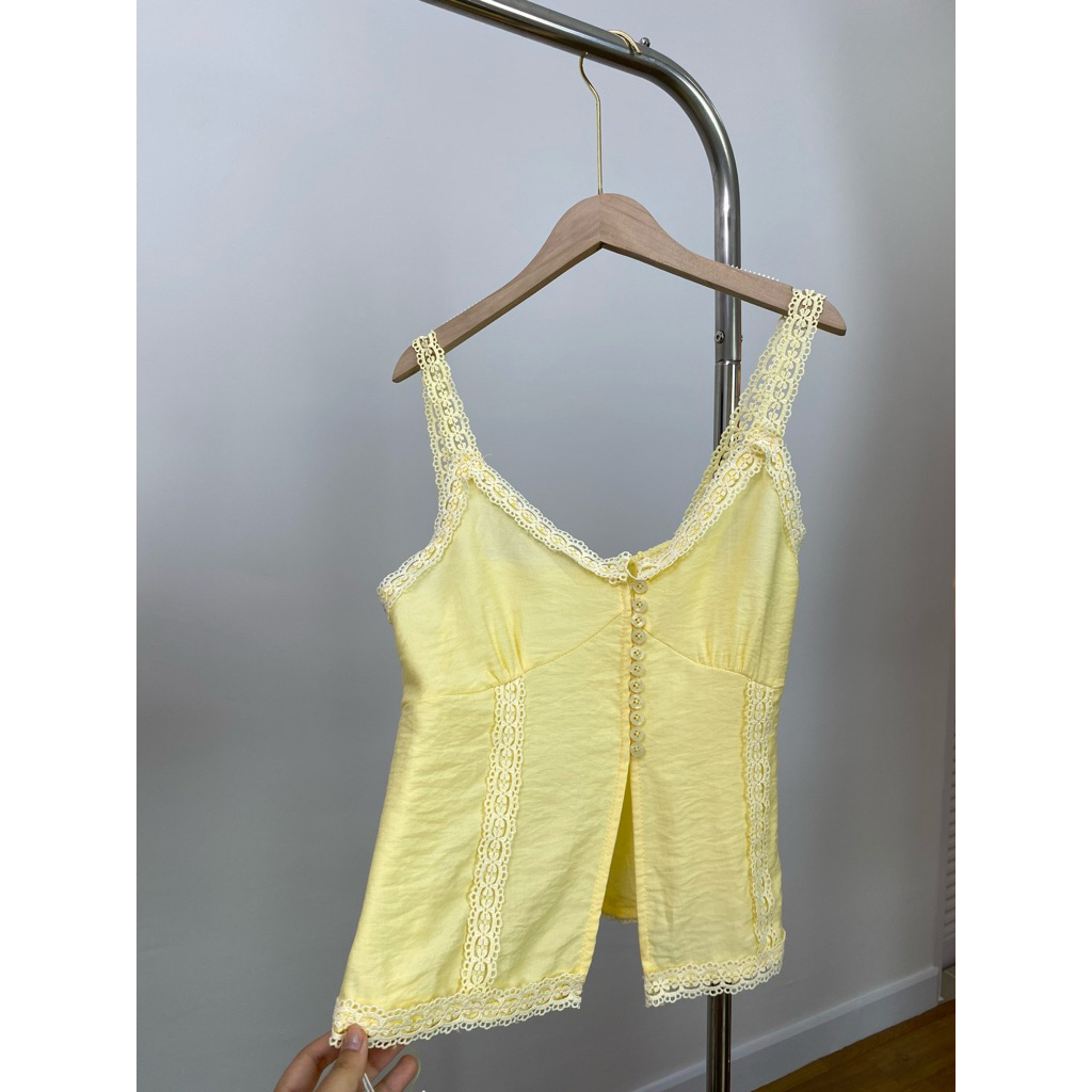 L2L-6666 เสื้อสายเดี่ยว แต่งลูกไม้ สีเหลือง