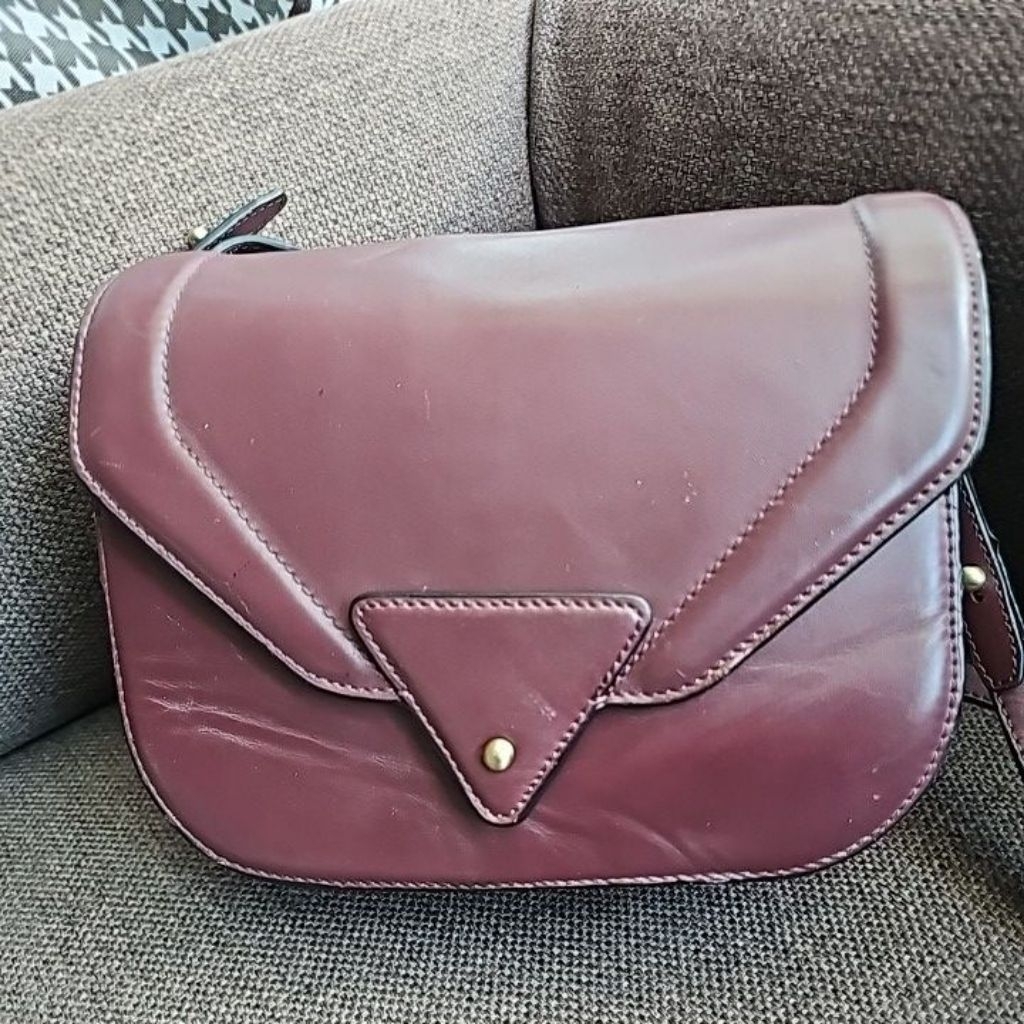 กระเป๋า Finn Esker สีแดงไวน์