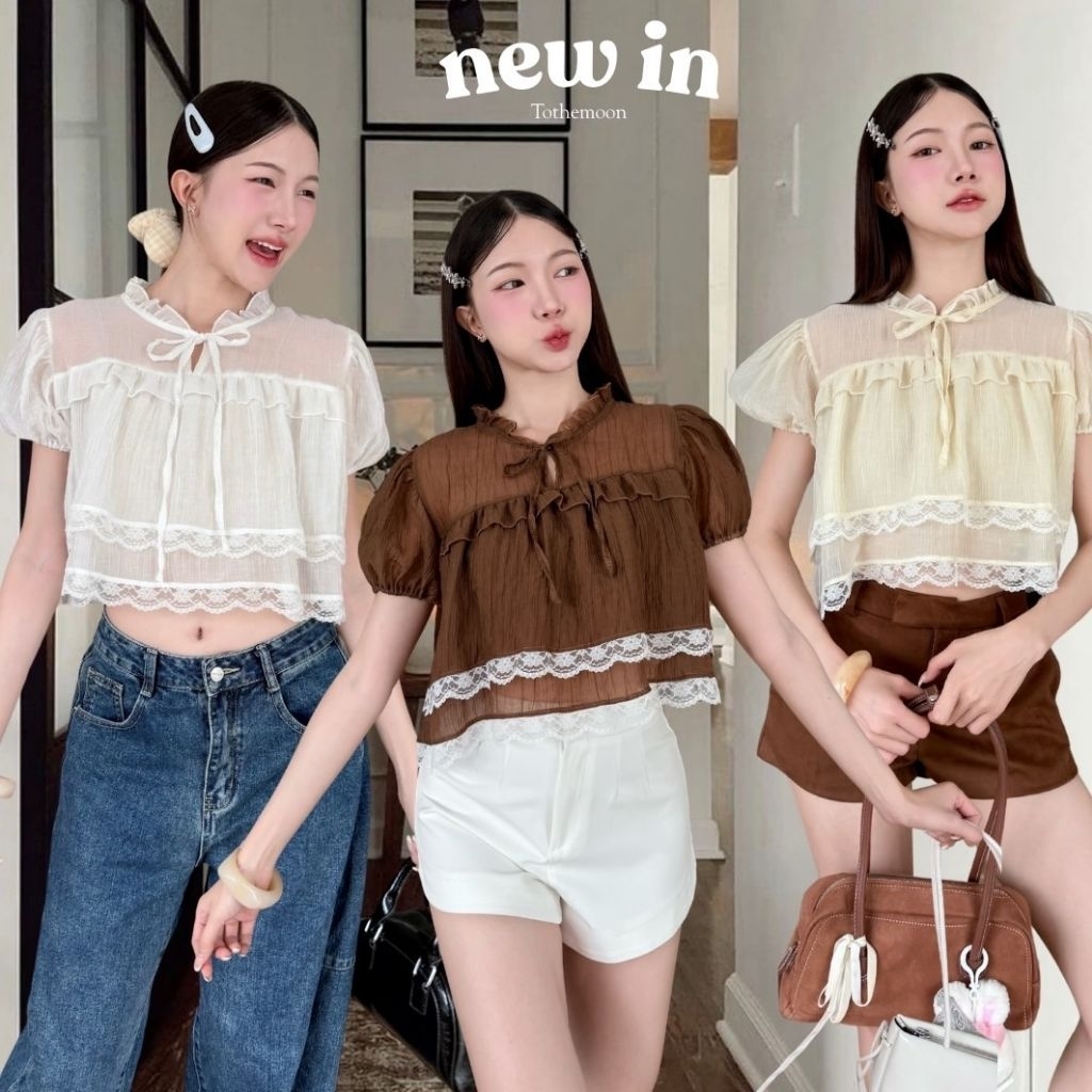 Fluffy : เสื้อครอปแขนตุ๊กตาคอกลมระบายผูกโบว์หน้า ดีเทลแต่งระบายขอบลูกไม้ไล่เรเยอร์2ชั้น