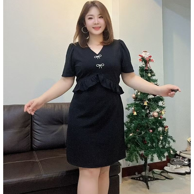 เดรสสาวอวบ คอวีผ้ายืดวูลเวฟ ติดเข็มกลัดมีเชือกผูกเอว ฟรีไซส์ อกก่อนยืด 42"ยืดได้ถึง 46"เอว 34"-44"สะโพก 48-50"ยาว 37"WT