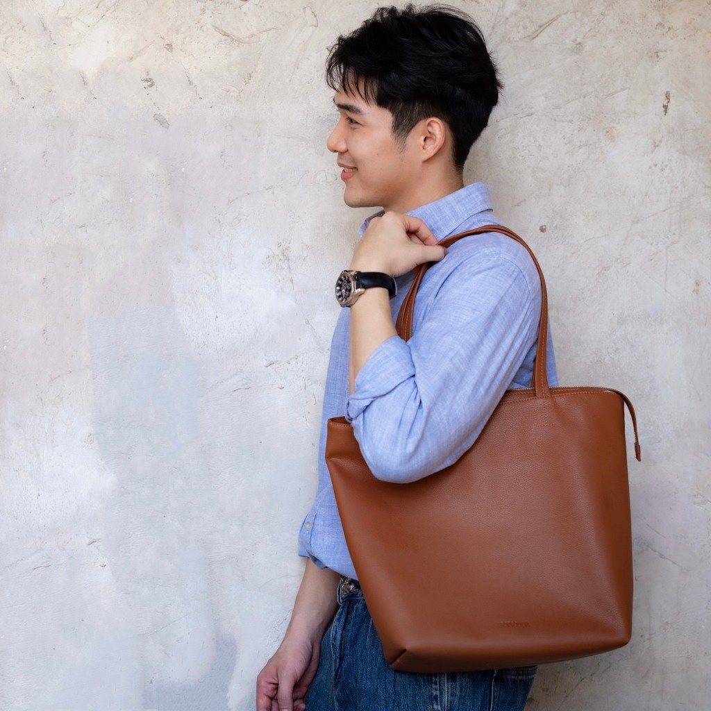 กระเป๋าสะพายข้าง unisex tote bag  Borboleta รุ่น Ayden  L หนังวีแกน กระเป๋าทำงาน Quite Luxury Bag