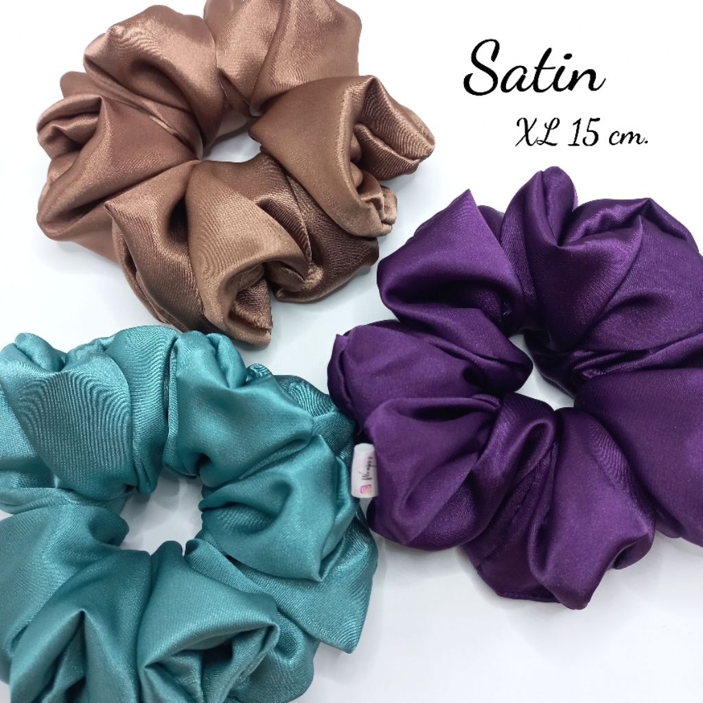 Wraps.s:Handmade scrunchies size XL 15 cm.
ยางรัดผมแฮนด์เมด ผ้าซาติน
