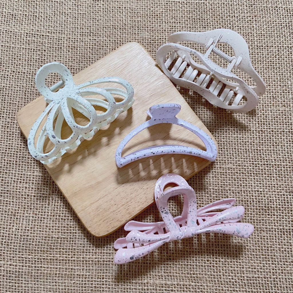 [9-13cm] กิ๊บงับ กิ๊บหนีบผมอะคริลิคเนื้อทึบสีโทนพาสเทลเพ้นท์ลายสะบัดสีเงินๆ ราคาต่อ1ชิ้น มี4แบบแบบละ4สี