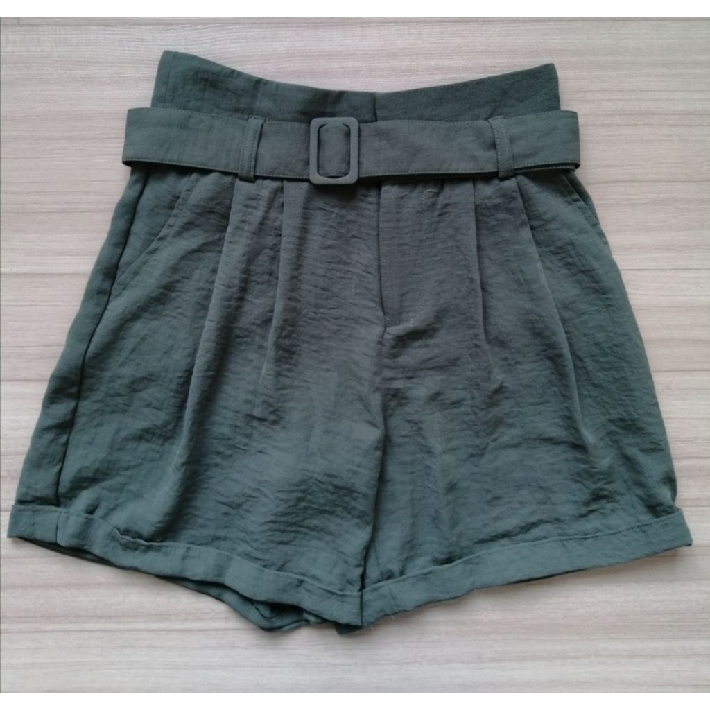กางเกงขาสั้นสีเขียวทหาร Sinsay เอว25 นิ้ว มีเข็มขัดถอดออกได้ ความยาว15.5นิ้ว สะโพก36นิ้ว